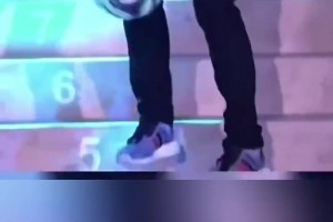 被炫到了！克羅斯背身顛球上樓梯