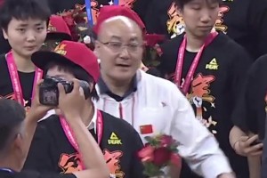 四川女籃奪冠慶祝時(shí) 這個(gè)把韓旭拍“生氣”的工作人員是誰(shuí)？
