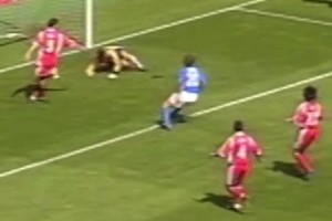 孔蒂在2000歐洲杯上一腳技驚四座的倒勾