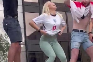 網(wǎng)飛出英格蘭歐洲杯決賽紀(jì)錄片，女球迷：為啥我脫衣慶祝沒入鏡？