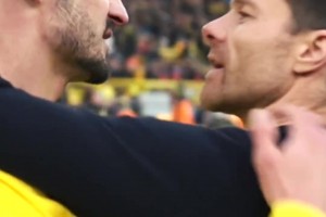 老友相見！胡梅爾斯和阿隆索賽后寒暄