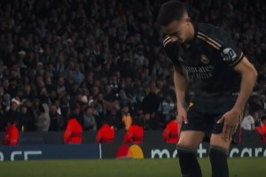 當(dāng)巴斯克斯顛著球走向罰球點，一下給我拉回到2016年的那個夏天