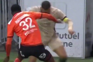 太過(guò)殘暴！姆巴佩油炸丸子穿襠對(duì)手頻率快到看不清！